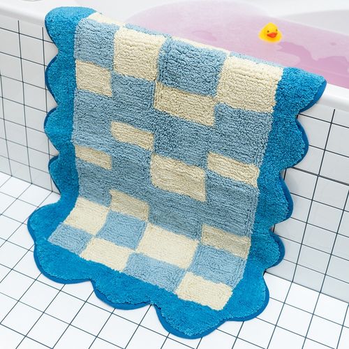 Supermyk baderomsmatte i blåtoner med tuftet boblemønster. Myk mot føttene og fresh for øyet.